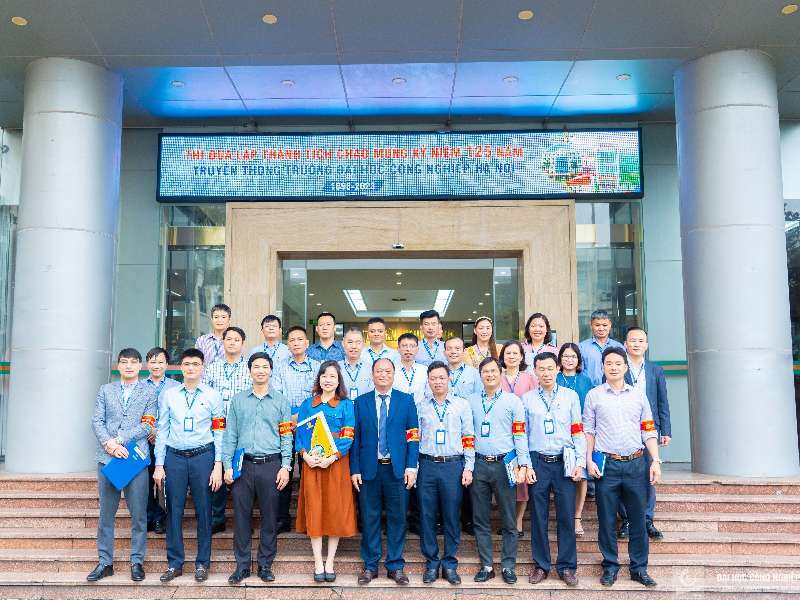 Hưởng ứng tuần 5S với chủ đề "HaUI ngăn nắp gọn gàng, 5S nền tảng vững vàng tiến lên"