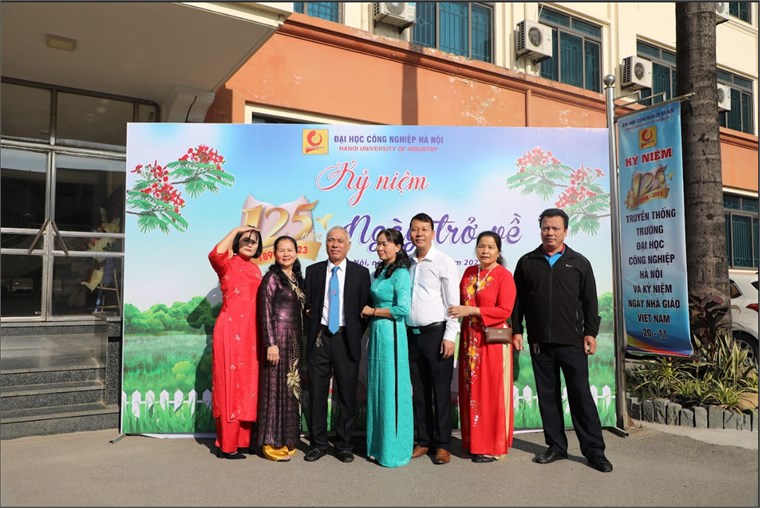 Lễ kỷ niệm 125 năm thành lập trường Đại học Công nghiệp Hà Nội và 41 năm kỷ niệm 20/11 ngày nhà giáo Việt Nam với cầu truyền hình trực tiếp từ hội trường A11 tới Hội trường A3 với CBVC Cựu viên chức Phòng Quản trị tham dự.