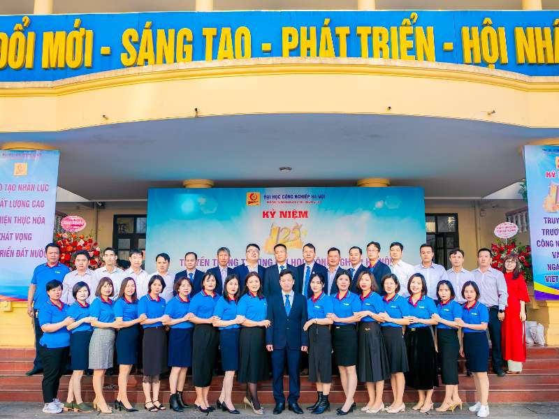 Lễ kỷ niệm 125 năm thành lập trường Đại học Công nghiệp Hà Nội và 41 năm kỷ niệm 20/11 ngày nhà giáo Việt Nam với cầu truyền hình trực tiếp từ hội trường A11 tới Hội trường A3 với CBVC Cựu viên chức Phòng Quản trị tham dự.