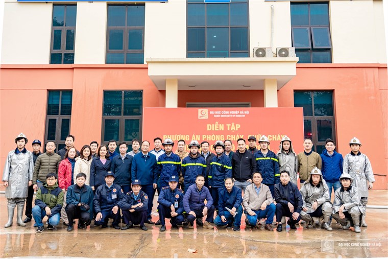 Trường ĐHCN HN tổ chức bồi dưỡng, tập huấn nghiệp vụ, diễn tập phương án phòng cháy chữa cháy, cứu nạn cứu hộ tại cơ sở 1 và 2 cho gần một trăm CBVC.