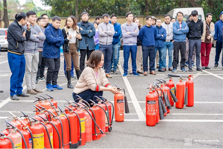 Trường ĐHCN HN tổ chức bồi dưỡng, tập huấn nghiệp vụ, diễn tập phương án phòng cháy chữa cháy, cứu nạn cứu hộ tại cơ sở 1 và 2 cho gần một trăm CBVC.