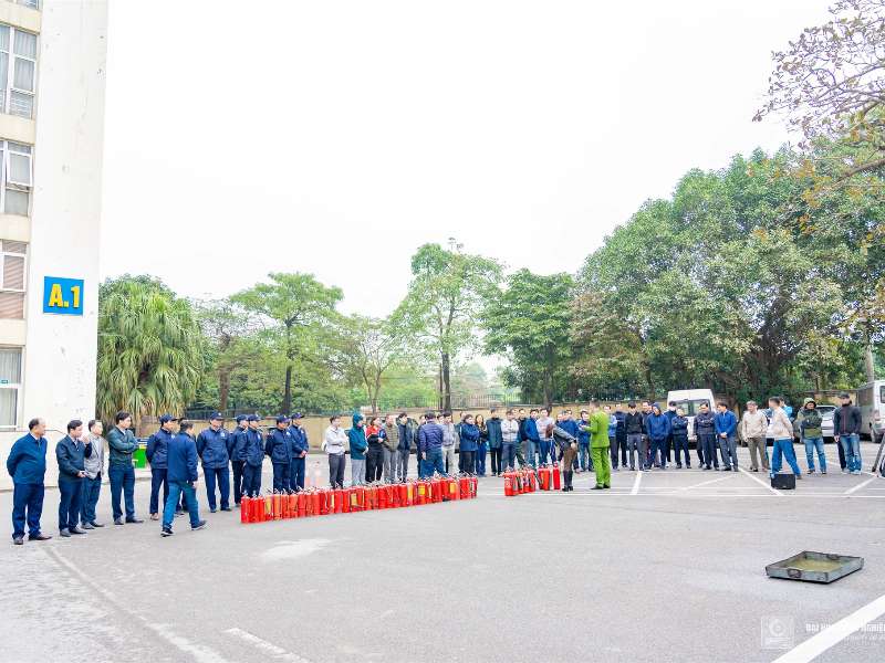 Trường ĐHCN HN tổ chức bồi dưỡng, tập huấn nghiệp vụ, diễn tập phương án phòng cháy chữa cháy, cứu nạn cứu hộ tại cơ sở 1 và 2 cho gần một trăm CBVC.