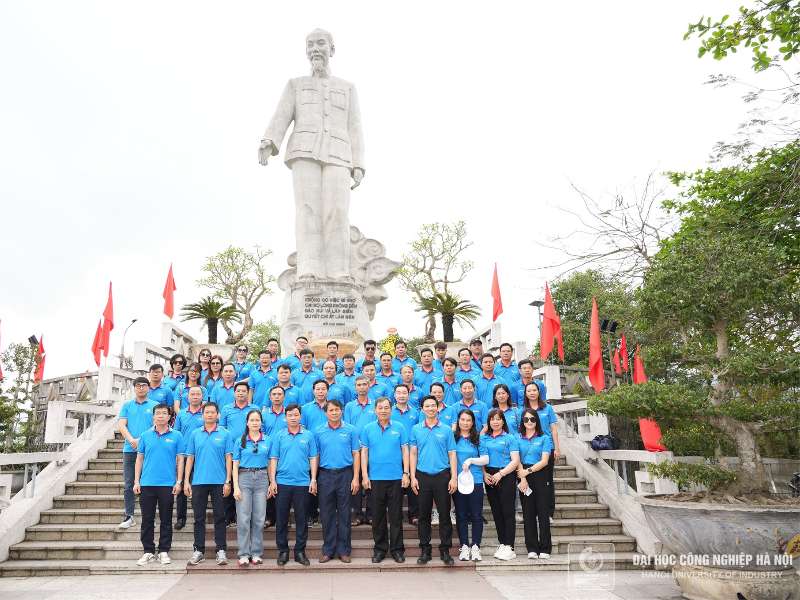 Cán bộ, Đảng viên phòng Quản trị Hưởng ứng chuỗi các hoạt động hành trình tri ân về nguồn.