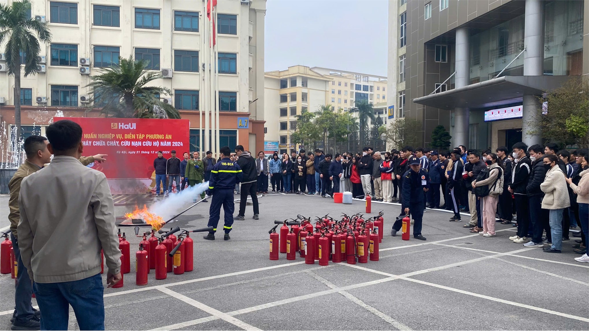 Tập huấn phòng cháy, chữa cháy và cứu nạn, cứu hộ tại Trường Đại học Công nghiệp Hà Nội