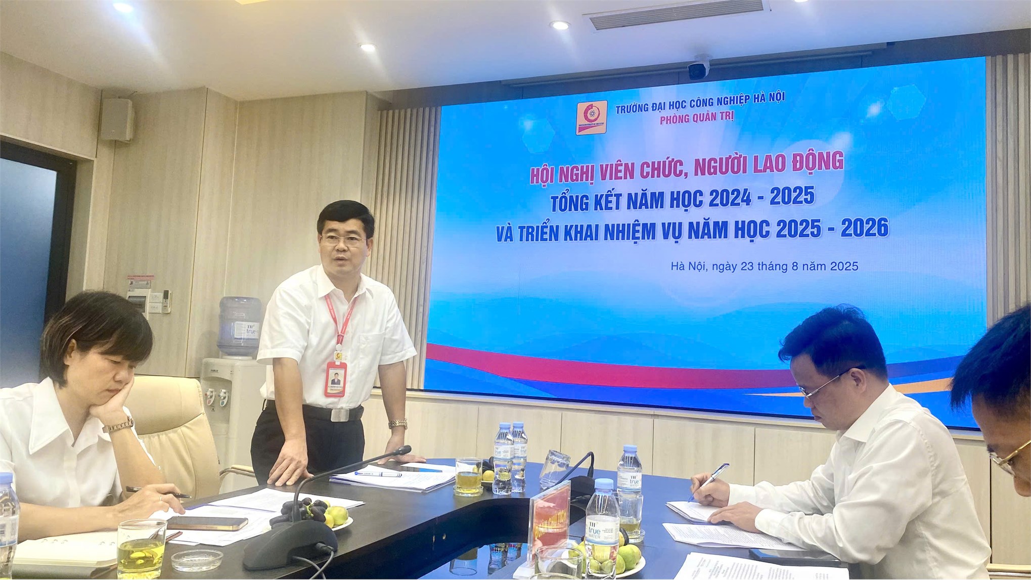 Hội nghị viên chức, người lao động Phòng Quản trị; tổng kết năm học 2024-2025 và triển khai nhiệm vụ năm học 2025-2026