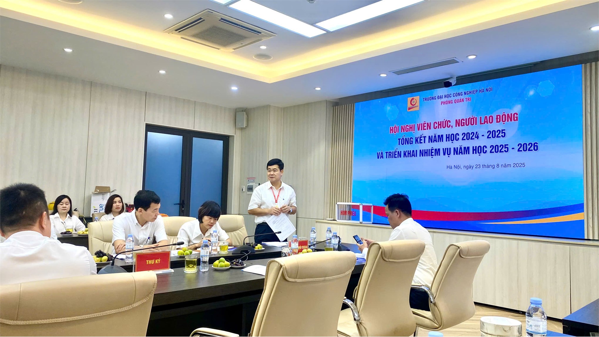 Hội nghị viên chức, người lao động Phòng Quản trị; tổng kết năm học 2024-2025 và triển khai nhiệm vụ năm học 2025-2026