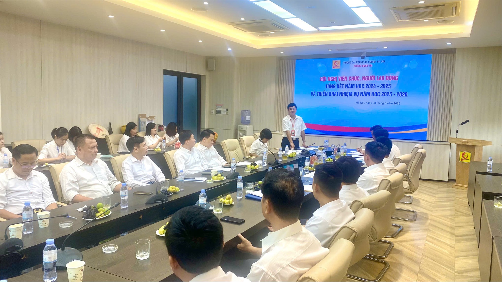 Hội nghị viên chức, người lao động Phòng Quản trị; tổng kết năm học 2024-2025 và triển khai nhiệm vụ năm học 2025-2026